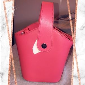 Crossbody bucket handbag